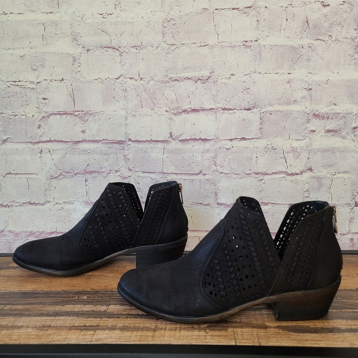 Vince Camuto Black Leather Cutout Chelsea Ankle Bootie Western Boho 8.5M
