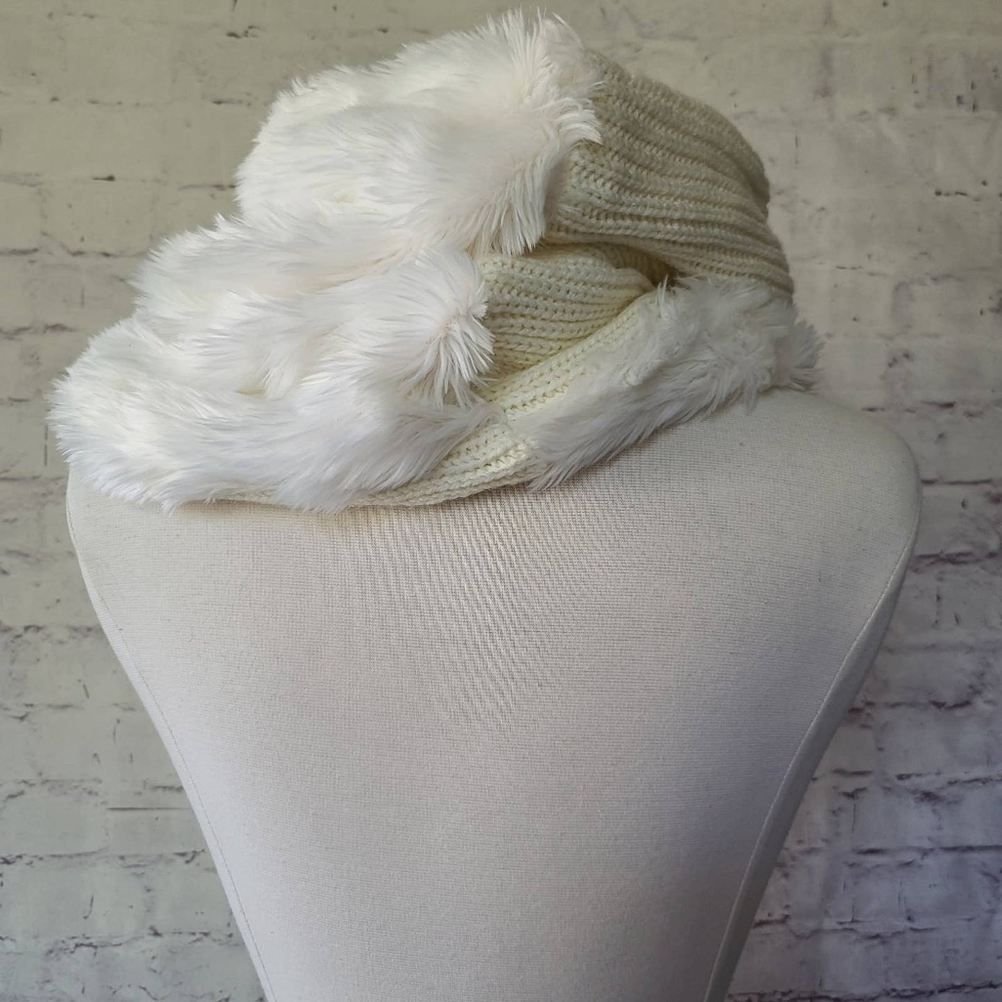 Ann Taylor Cream Winter White Faux Fur Sweater Knit Twist Circle Scarf