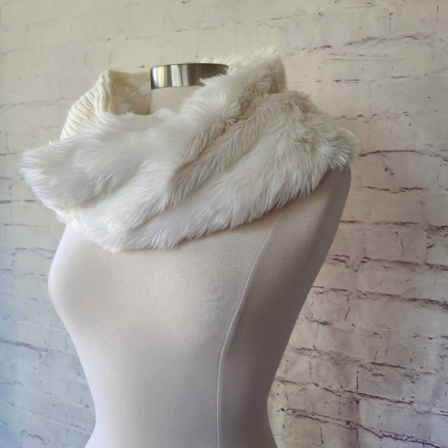Ann Taylor Cream Winter White Faux Fur Sweater Knit Twist Circle Scarf